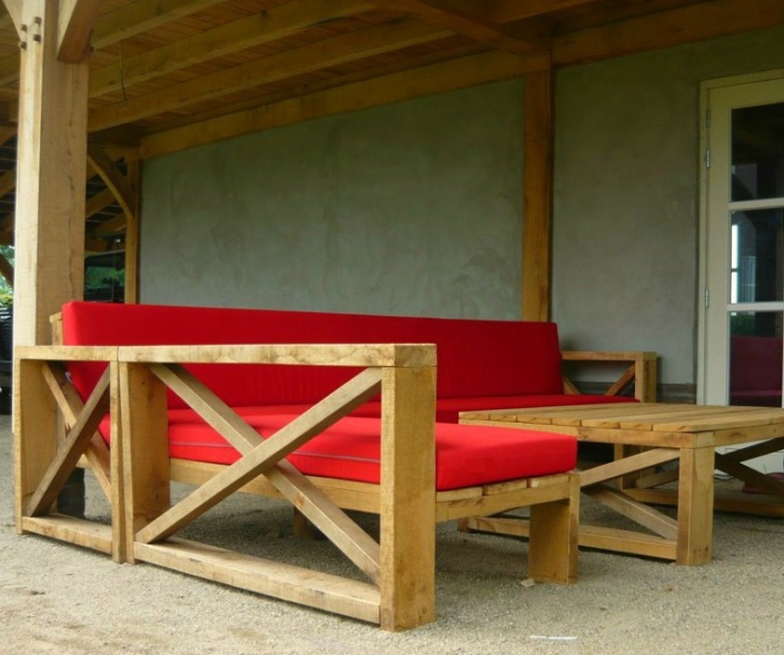 houten loungebank met kussens