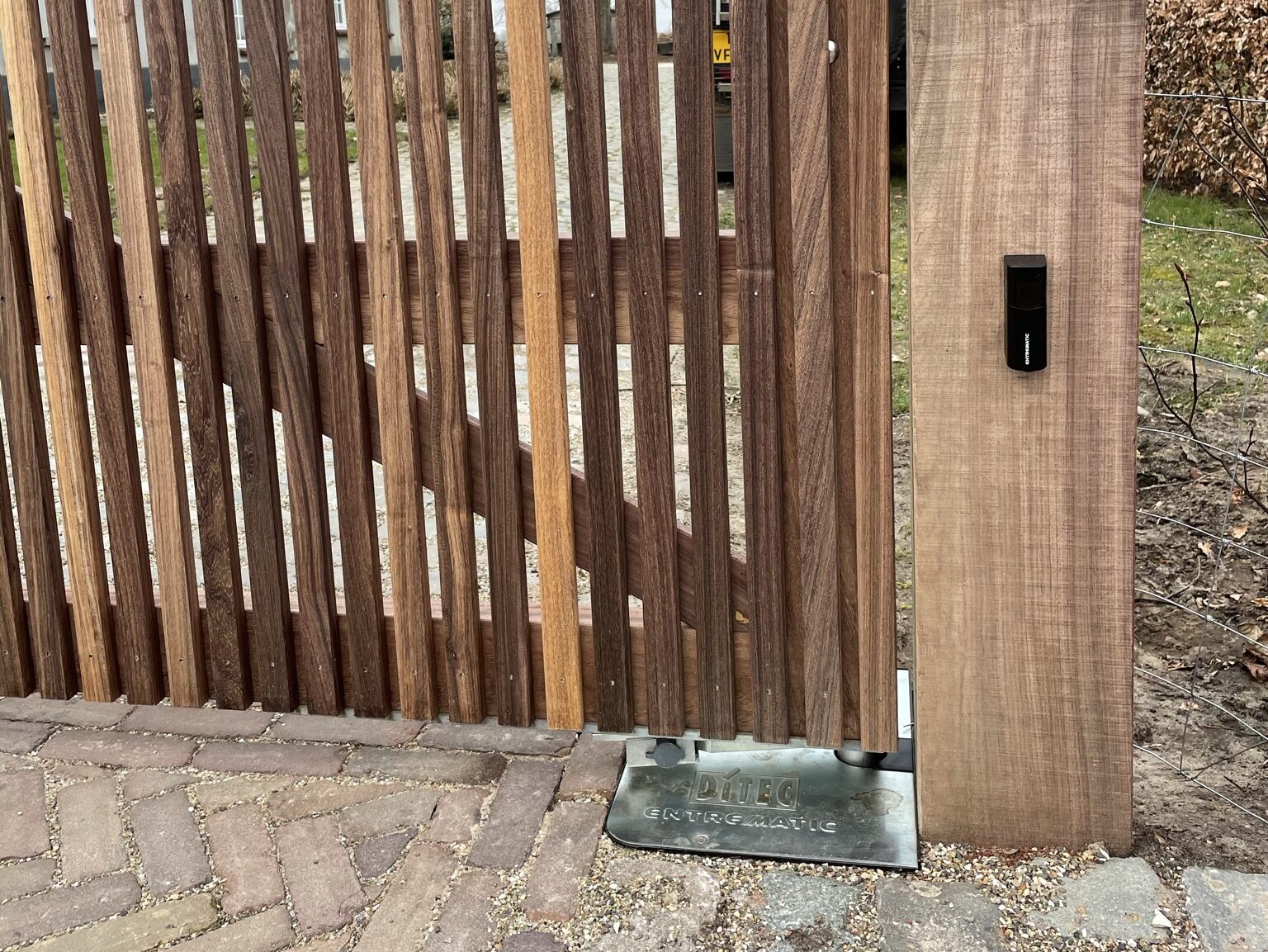 automatisering padoek houten poort